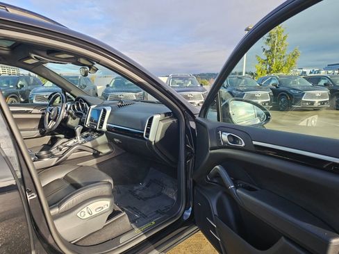 Used 2017 Porsche Cayenne S image 12
