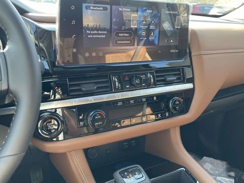 New 2026 Nissan Pathfinder Platinum image 17