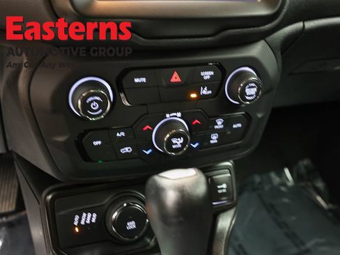 Used 2023 Jeep Renegade Latitude AWD/4WD image 19