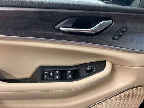 Used 2024 Jeep Grand Cherokee Limited w/ Luxury Tech Group II AWD/4WD image 2