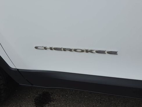 Used 2019 Jeep Cherokee Latitude w/ Cold Weather Group AWD/4WD image 15