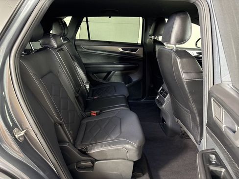 Used 2024 Volkswagen Atlas Cross Sport SE FWD image 21