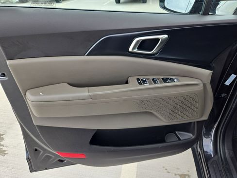 Used 2025 Kia Carnival image 14