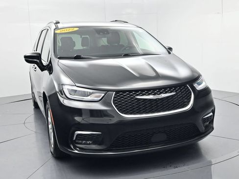 Used 2022 Chrysler Pacifica Touring-L FWD image 2