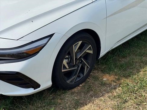 Used 2025 Hyundai Elantra Limited FWD image 5