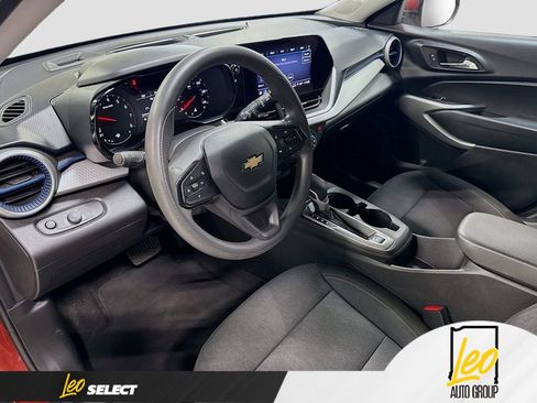 Used 2024 Chevrolet Trax LS w/ LS Convenience Package FWD image 9