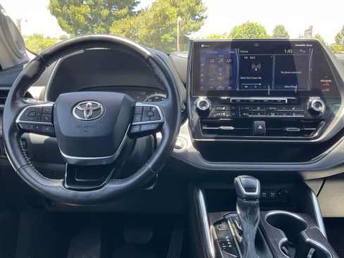 Used 2021 Toyota Highlander Limited FWD image 29