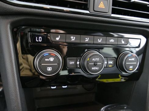 Used 2024 Volkswagen Taos SE AWD/4WD image 19