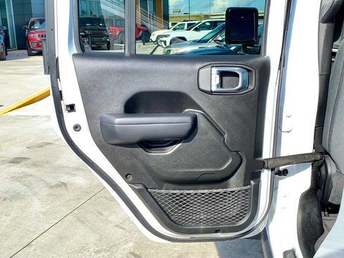 Used 2024 Jeep Gladiator Sport AWD/4WD image 16