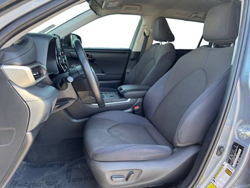 Used 2022 Toyota Highlander LE FWD image 9