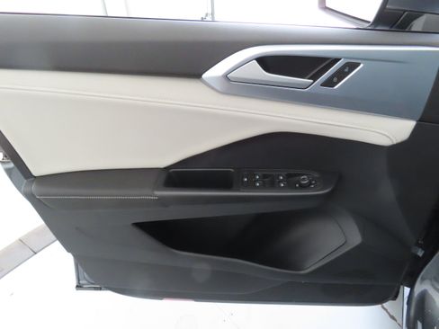 New 2025 Volkswagen Taos SE image 11