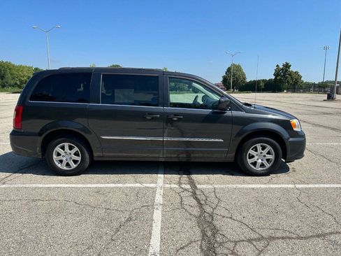 Used 2012 Chrysler Town & Country Touring w/ Entertainment Group #1 FWD image 3