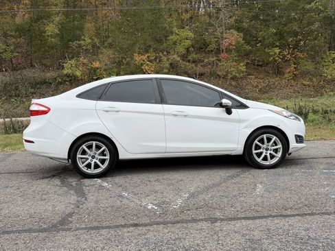 Used 2014 Ford Fiesta SE w/ Equipment Group 201B image 3