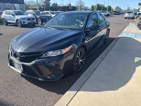 Used 2020 Toyota Camry SE FWD image 2