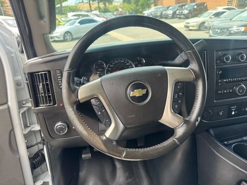 Used 2017 Chevrolet Express 3500 Extended image 28
