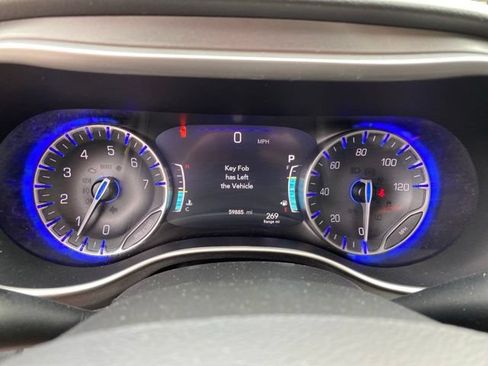 Used 2023 Chrysler Pacifica Touring-L FWD image 20