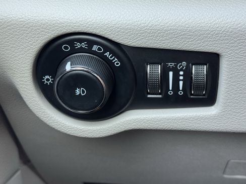 Used 2023 Chrysler Pacifica Touring-L image 14