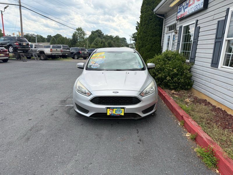 Used 2017 Ford Focus SE FWD image 3