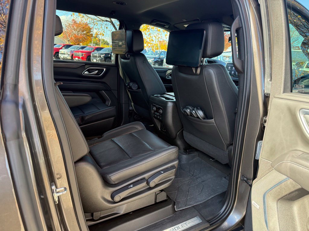 Used 2021 Chevrolet Suburban LT w/ Luxury Package AWD/4WD image 16