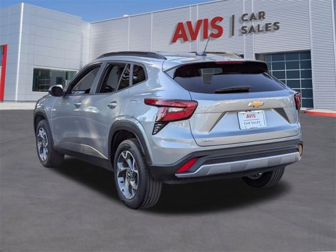 Used 2025 Chevrolet Trax LT w/ LT Convenience Package image 9