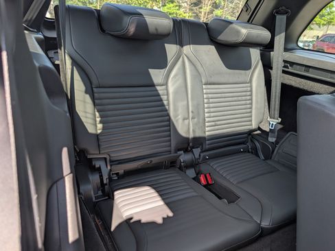 Used 2023 Land Rover Discovery S R-Dynamic AWD/4WD image 11