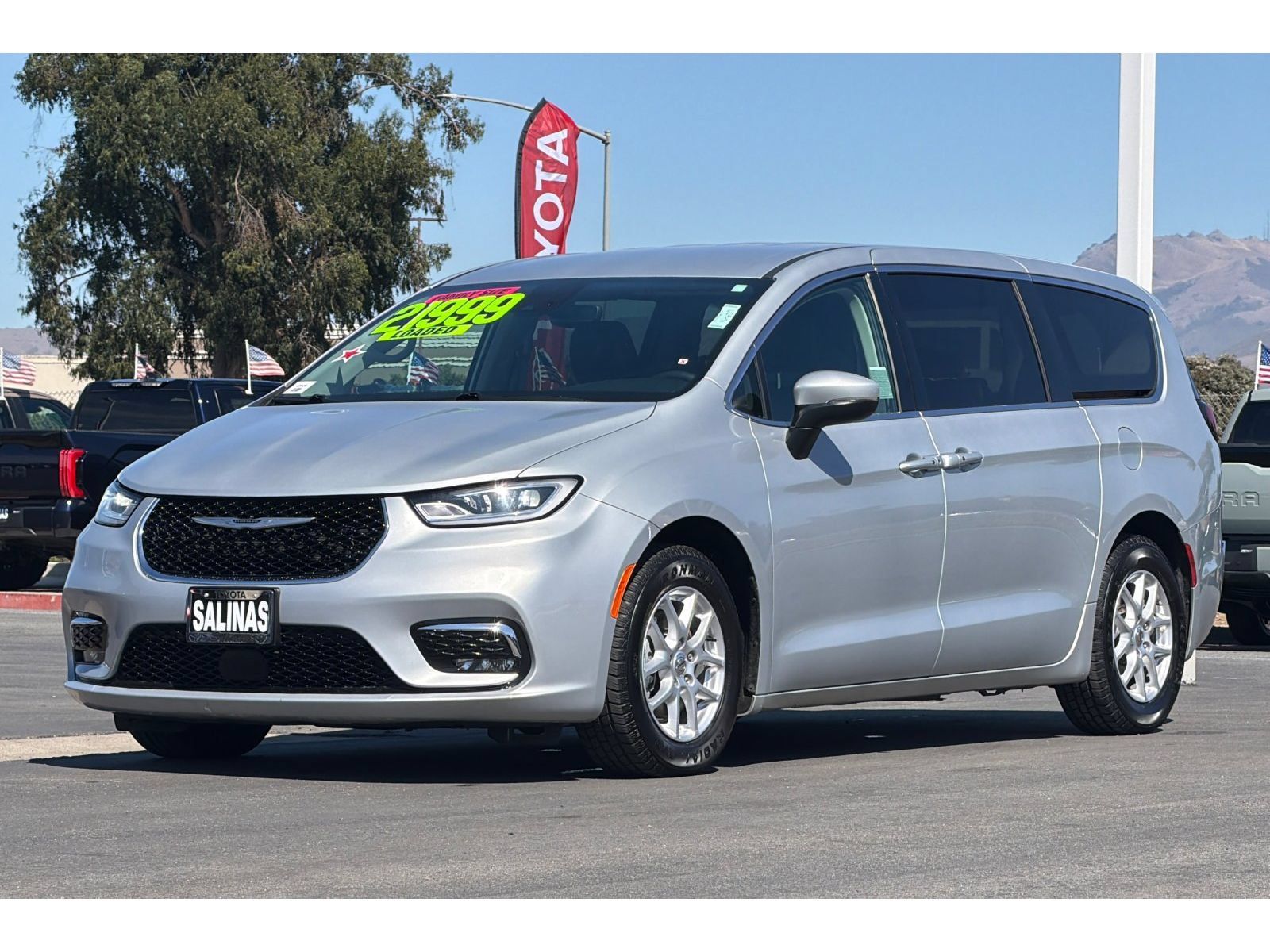 Used 2023 Chrysler Pacifica Touring-L FWD image 8