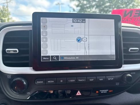 Used 2024 Hyundai Venue Limited image 31