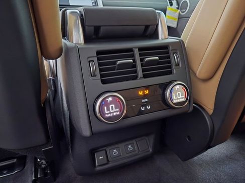 New 2025 Land Rover Discovery Dynamic SE image 13