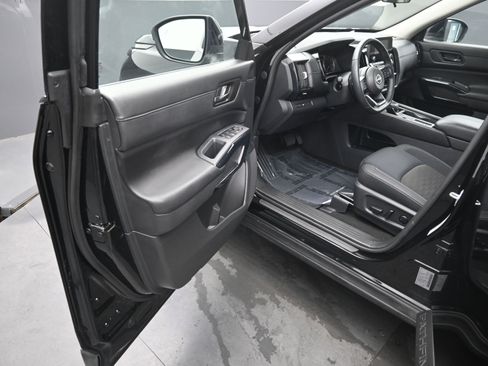 Used 2024 Nissan Pathfinder SV image 14