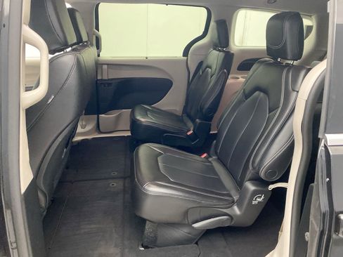 Used 2023 Chrysler Pacifica Touring-L FWD image 23