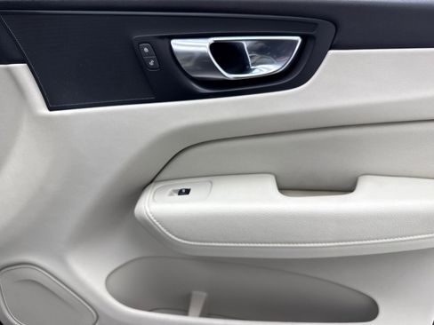 Used 2022 Volvo XC60 B5 Momentum w/ Protection Package Premier image 44