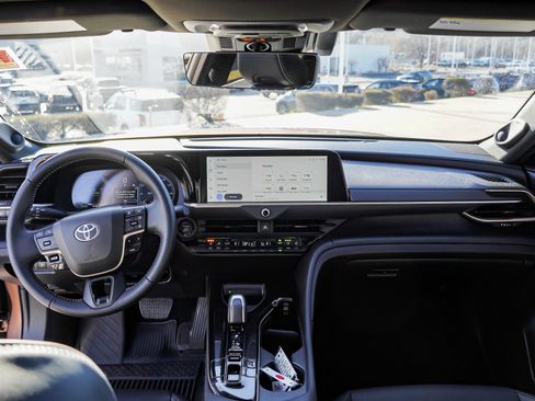 Certified 2025 Toyota Crown Signia image 34