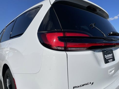 Used 2025 Chrysler Pacifica Limited image 31