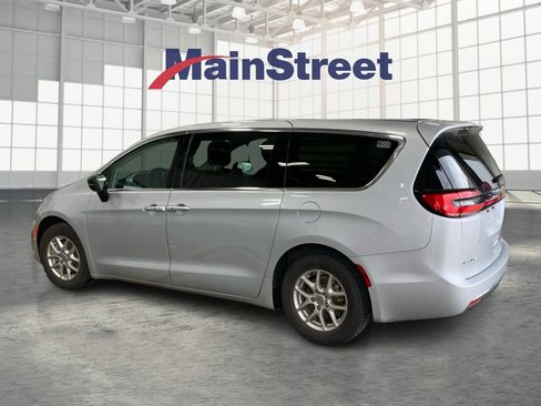 Used 2024 Chrysler Pacifica Touring-L image 3