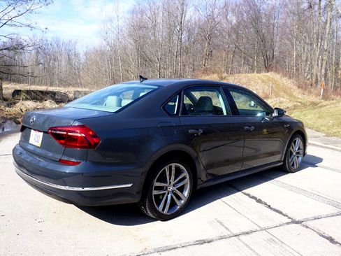 Used 2018 Volkswagen Passat 2.0T R-Line image 5