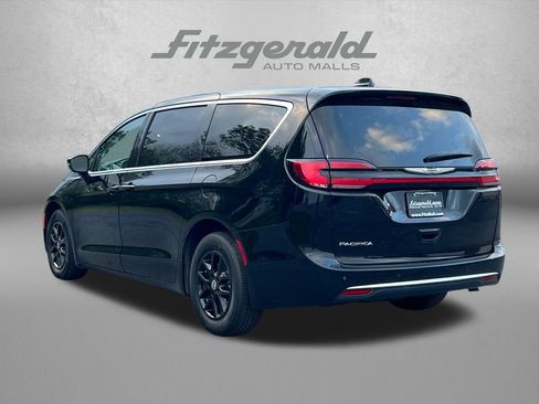 Used 2024 Chrysler Pacifica Touring-L FWD image 8