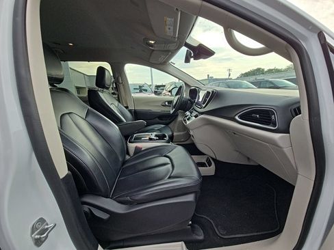 Used 2023 Chrysler Pacifica Touring-L FWD image 42