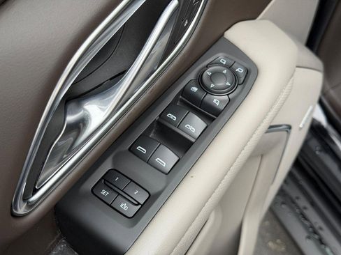 Used 2023 GMC Yukon SLT w/ SLT Luxury Package AWD/4WD image 16