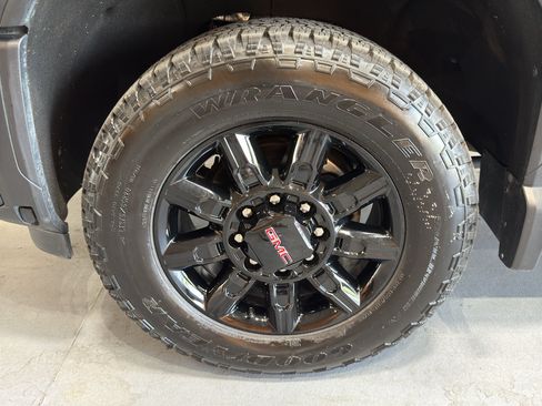 Used 2024 GMC Sierra 2500 AT4 w/ AT4 Premium Plus Package AWD/4WD image 9