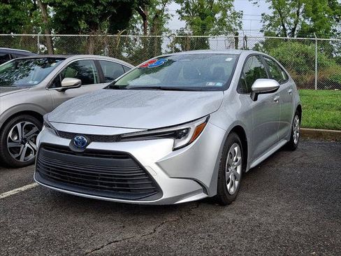 Certified 2025 Toyota Corolla LE FWD image 5