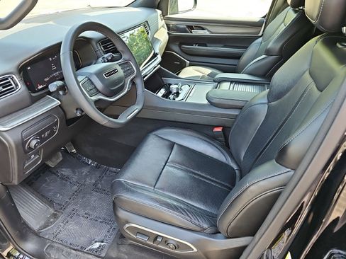 Used 2024 Jeep Wagoneer L Series III w/ Flexible Seating Group AWD/4WD image 19