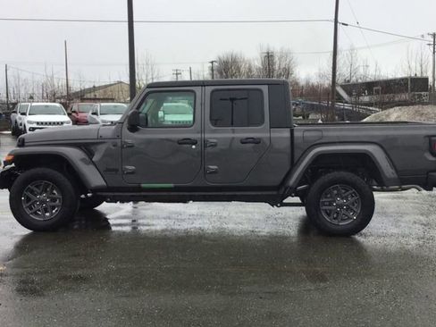 New 2025 Jeep Gladiator Sport image 5