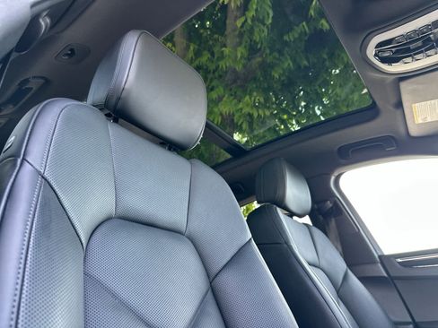 Certified 2025 Porsche Macan AWD/4WD image 18