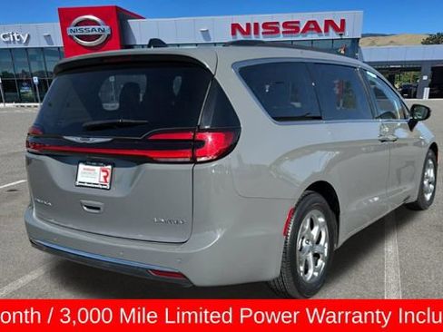 Used 2023 Chrysler Pacifica Limited FWD image 3