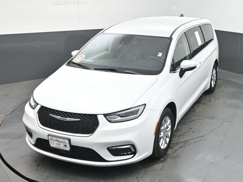 Used 2023 Chrysler Pacifica Touring-L FWD image 29