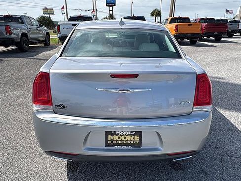 Used 2018 Chrysler 300 Limited RWD image 7