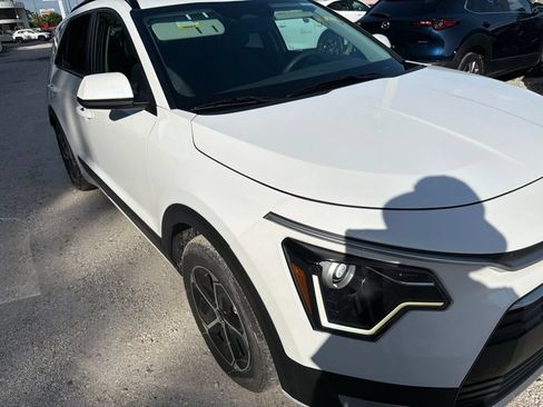 Used 2025 Kia Niro LX FWD image 9