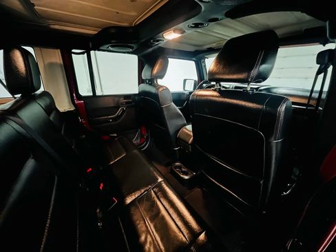 Used 2012 Jeep Wrangler Unlimited Sahara image 10