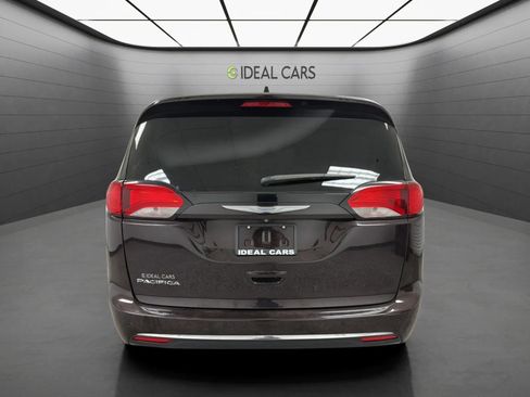 Used 2017 Chrysler Pacifica Touring-L FWD image 6