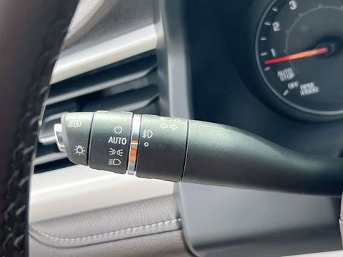 Used 2023 GMC Acadia SLT w/ Preferred Package image 24